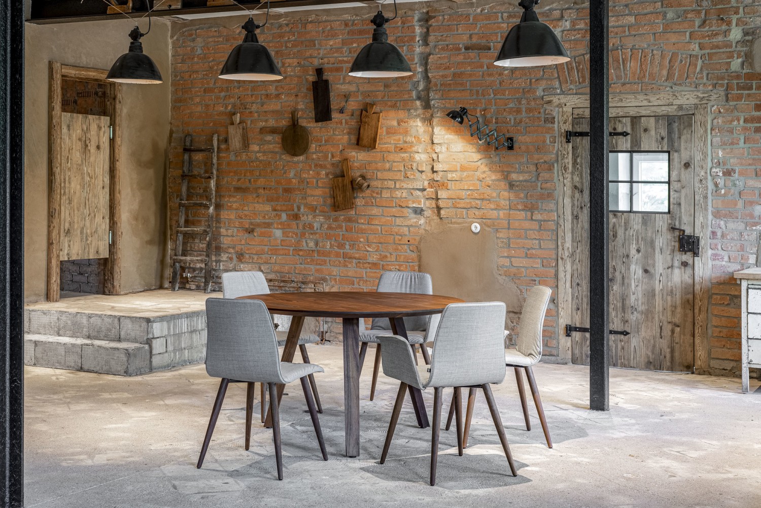 Light grey Maverick chairs KFF with wooden frame at the Maverick round table ASCO