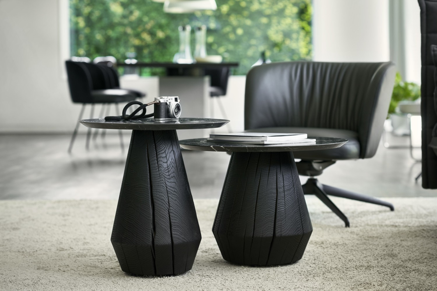 Schwarze Gaia line family KFF und schwarze Ivy Beistelltisch und Frame Esstisch ASCO