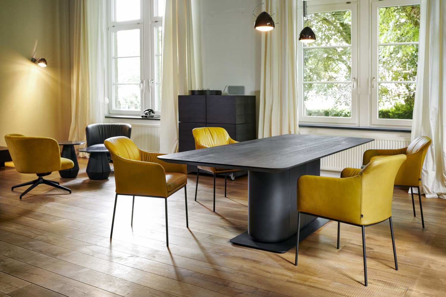 Gelbe Youma casual Stühle KFF and schwarze Ivy side table und Gaia Esstisch ASCO