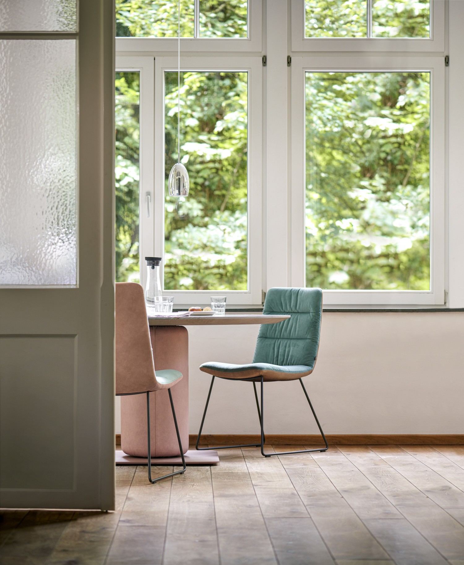 Arva light Stühle KFF und Gaia round Tisch mit rosa Säule ASCO