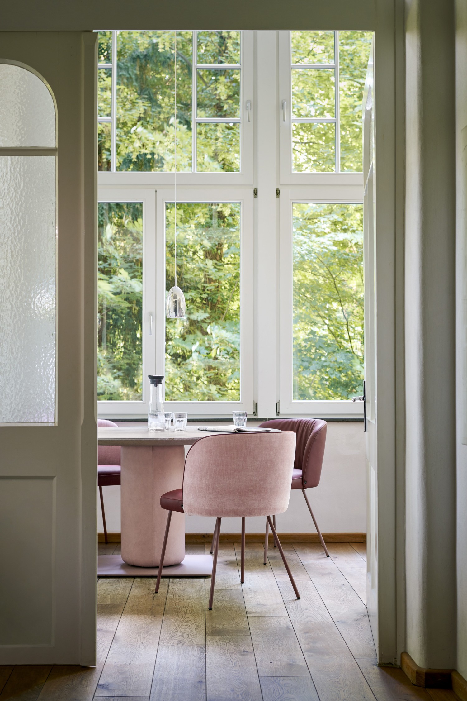 Gaia line Stühle KFF und Gaia round Tisch mit rosa Säule ASCO