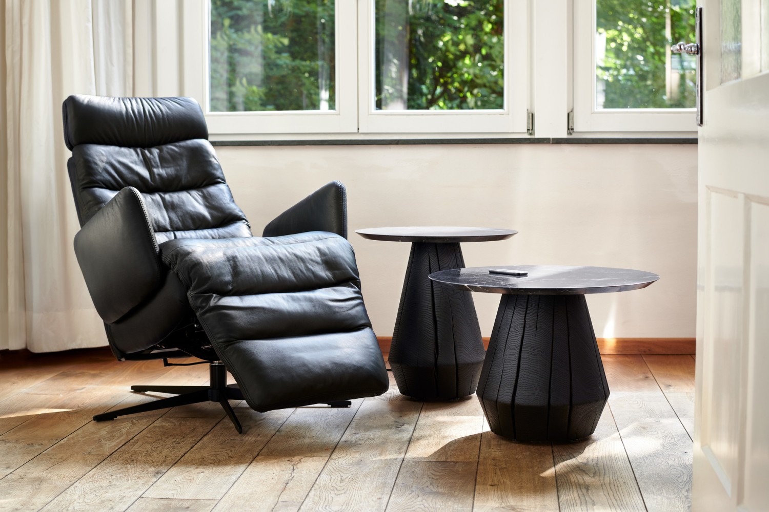 ARVA E-LOUNGE in schwarzem Leder mit 2 ASCO Ivy Beistelltischen