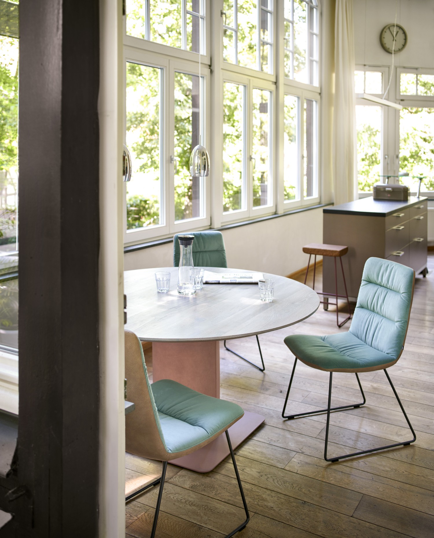 Arva light Stühle KFF und Gaia round Tisch mit rosa Säule ASCO