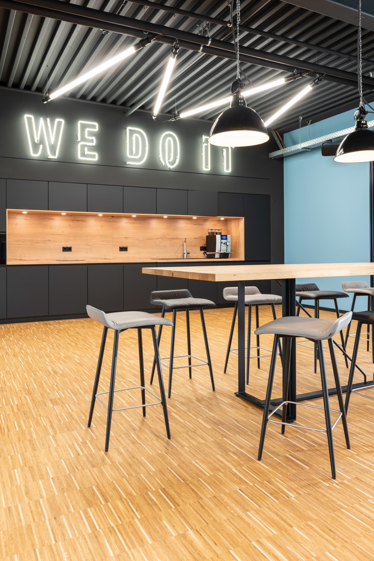 Maverick bar stool KFF at Artus bar table in modern staff room