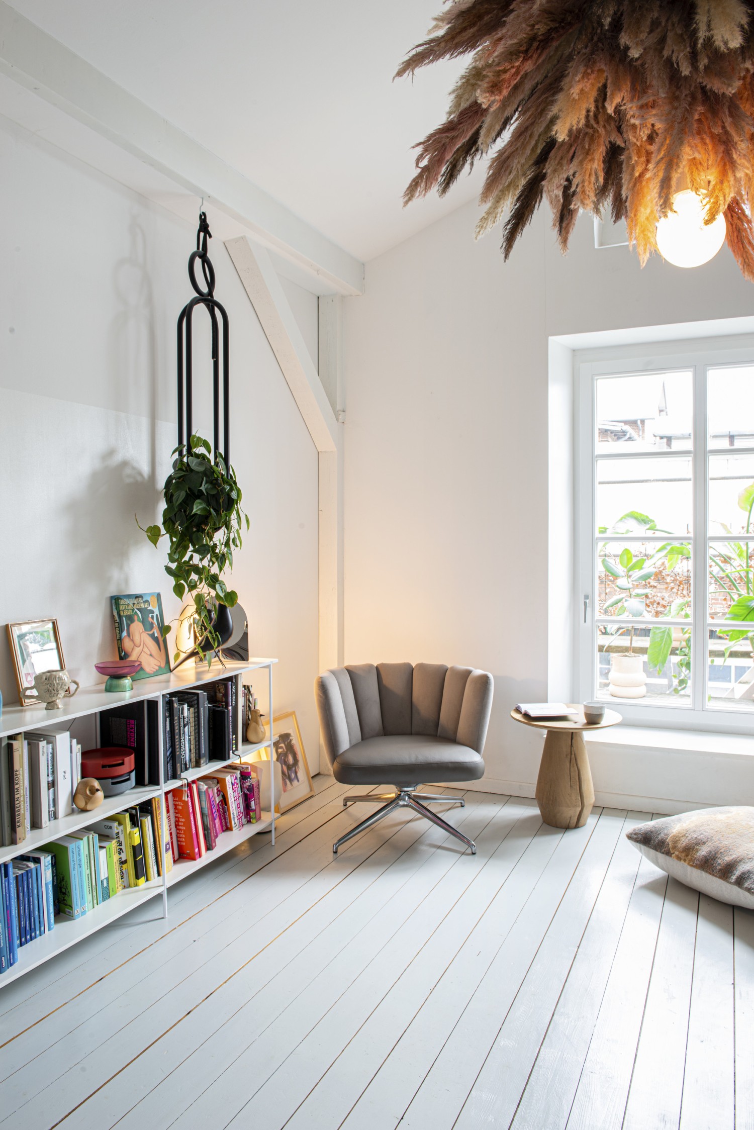 Beiger Gaia Lounge Sessel mit Chromgestell und Ivy Beistelltisch ASCO