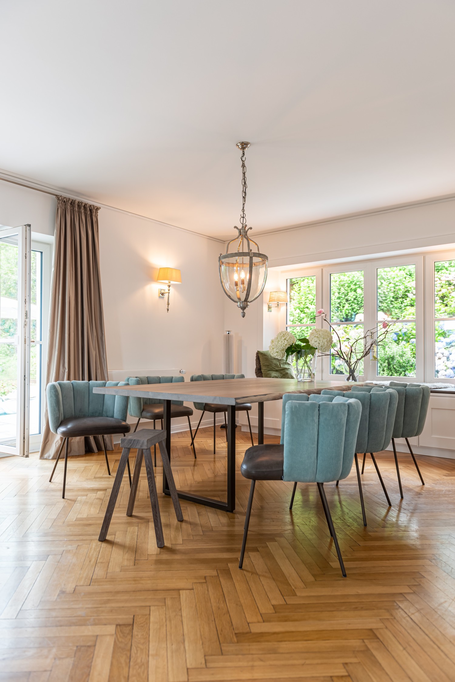 Gaia Stühle im Materialmix KFF und Milli Hocker am Uno Tisch ASCO im Wohnbereich