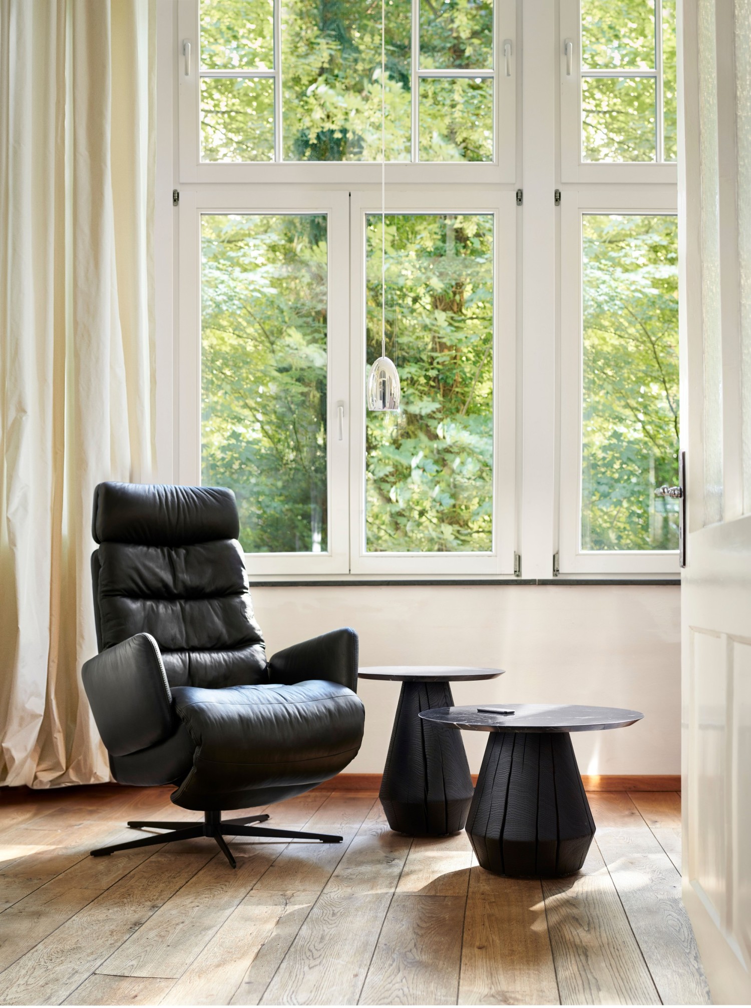 ARVA E-LOUNGE in schwarzem Leder mit 2 ASCO Ivy Beistelltischen