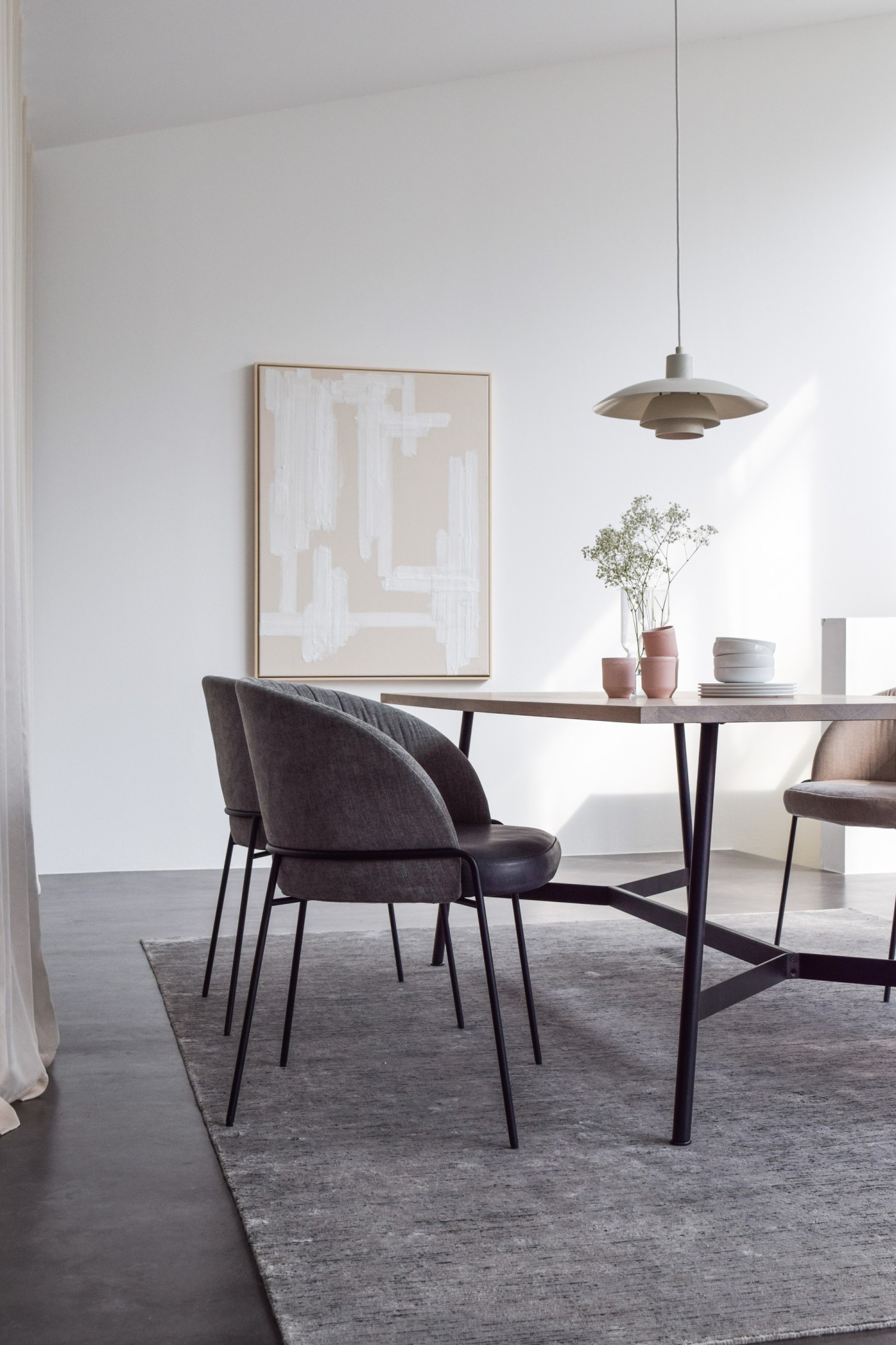 Graue Lunar light Stühle KFF am Hada Tisch ASCO in hellem Wohnraum