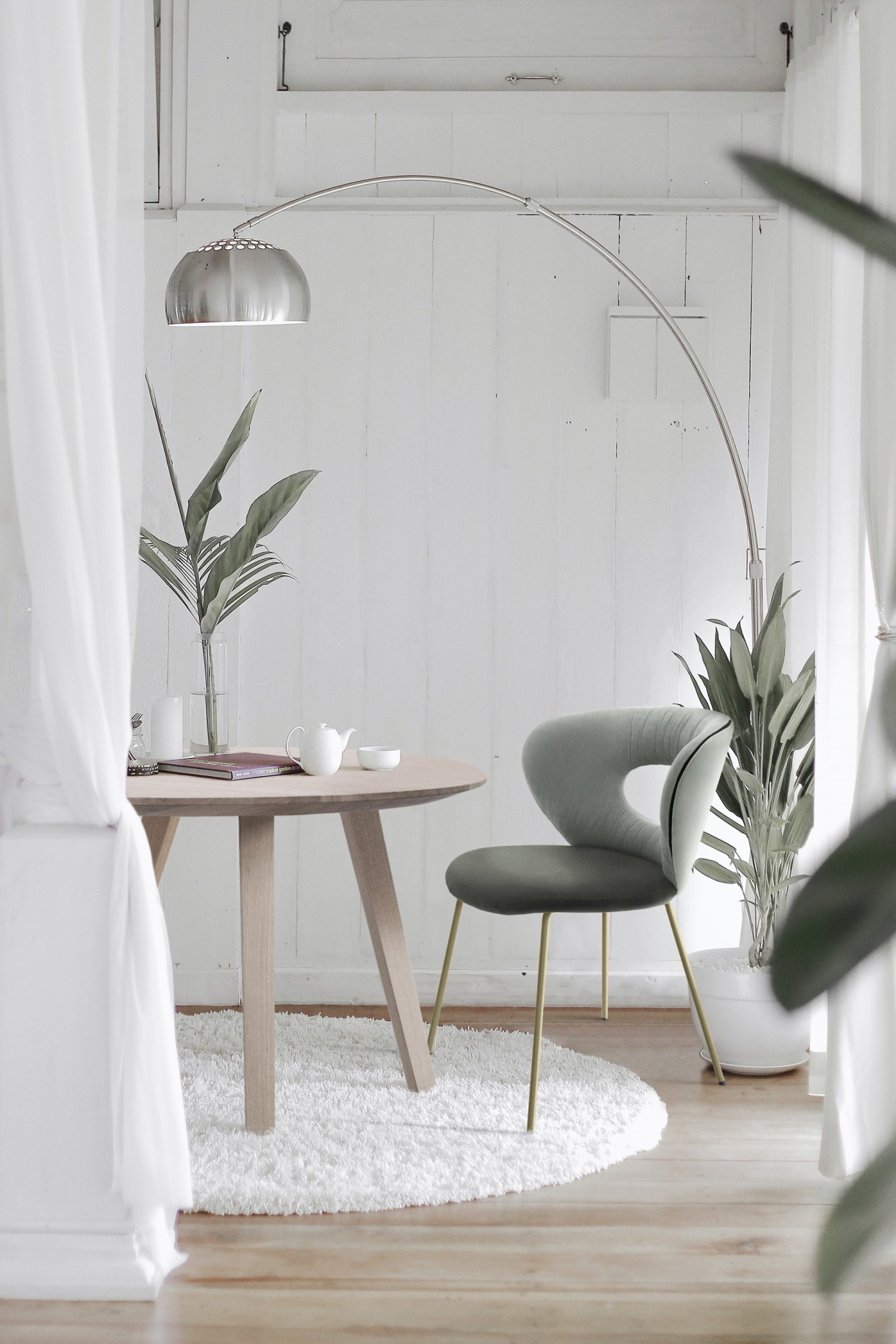 Alice chair KFF at Maverick round table ASCO in oak in bright living room