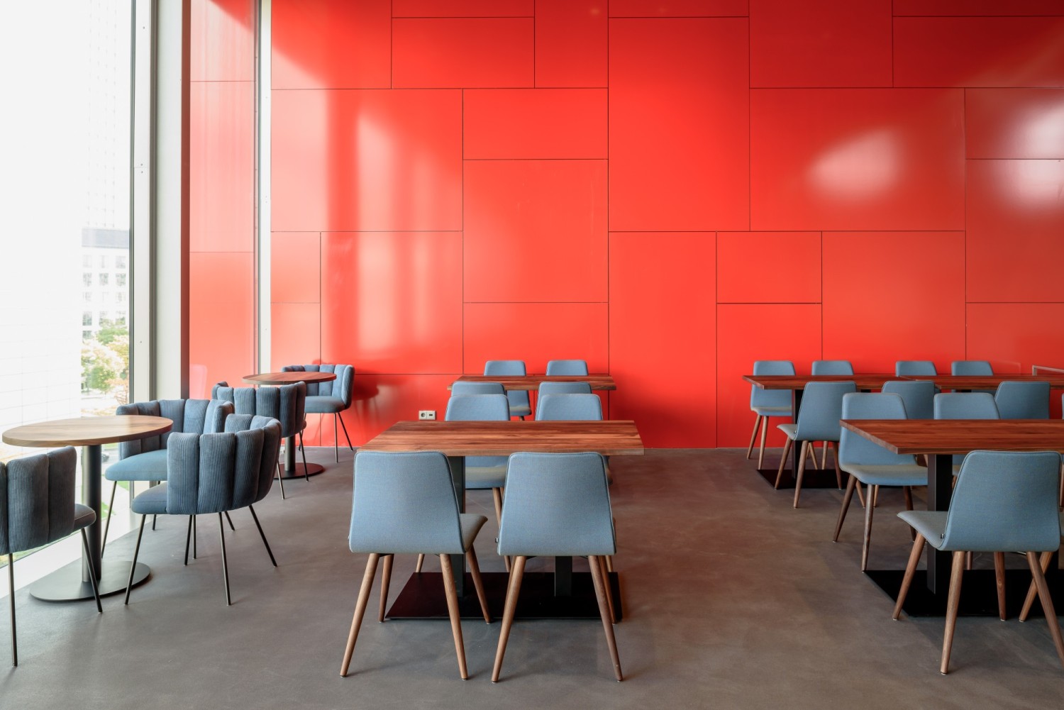 Blaue Gaia und Maverick Stühle KFF und Modul plus Bistrotisch ASCO