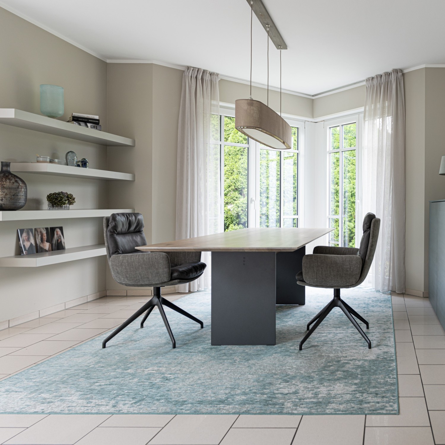 Arva chairs on swivel bases at the ASCO duo dining table in a modern, cool living room