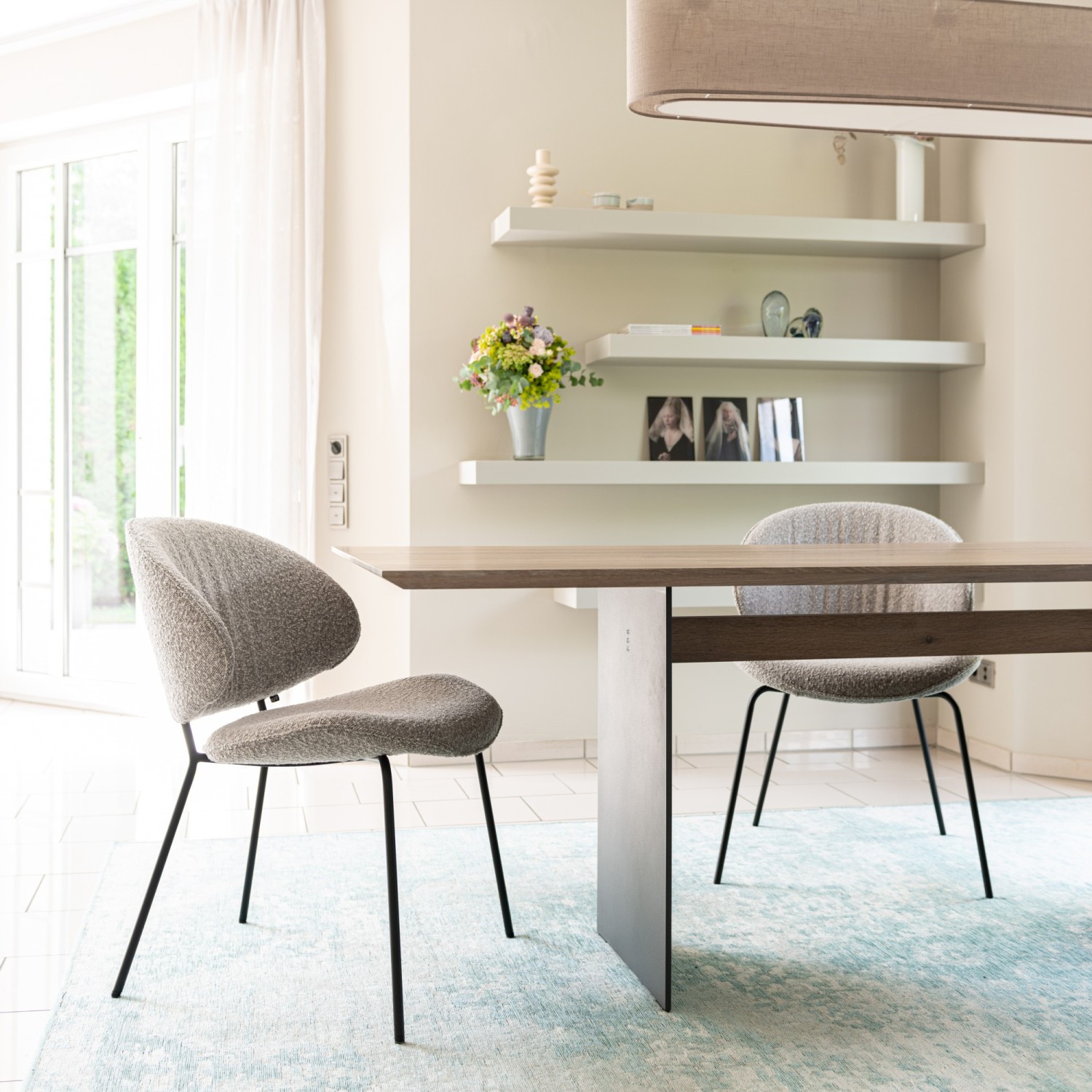 Alvaro chairs KFF at the ASCO duo dining table in a modern, cool living room