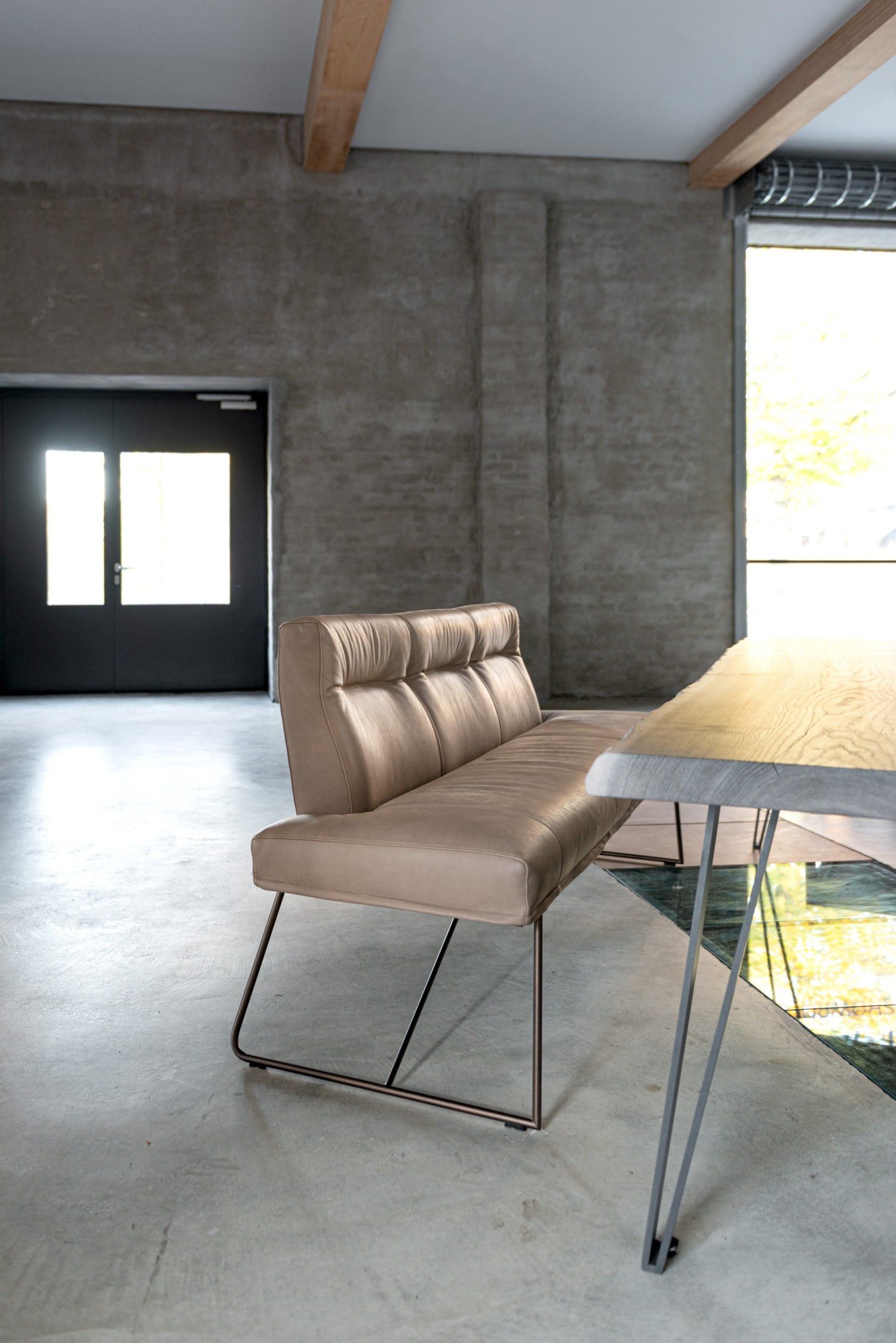 Beige D-Light Bank KFF an hellem Nightingale Tisch im Industriebau