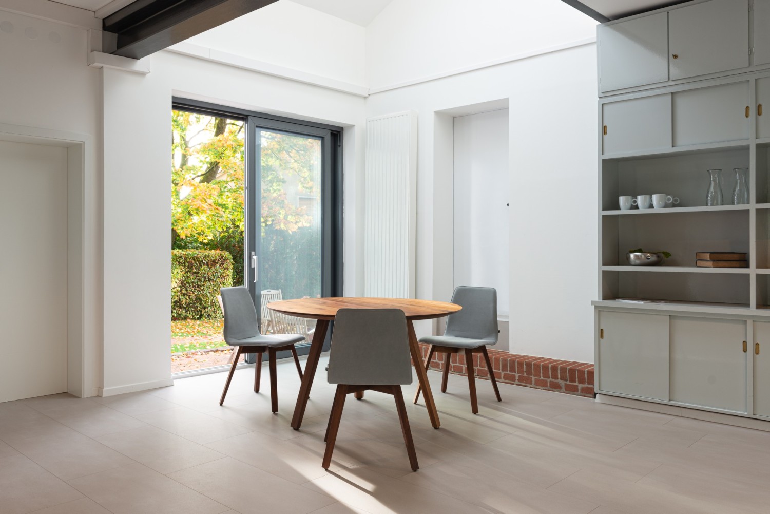 Light grey Maverick chairs KFF with wooden frame at the Maverick round table ASCO