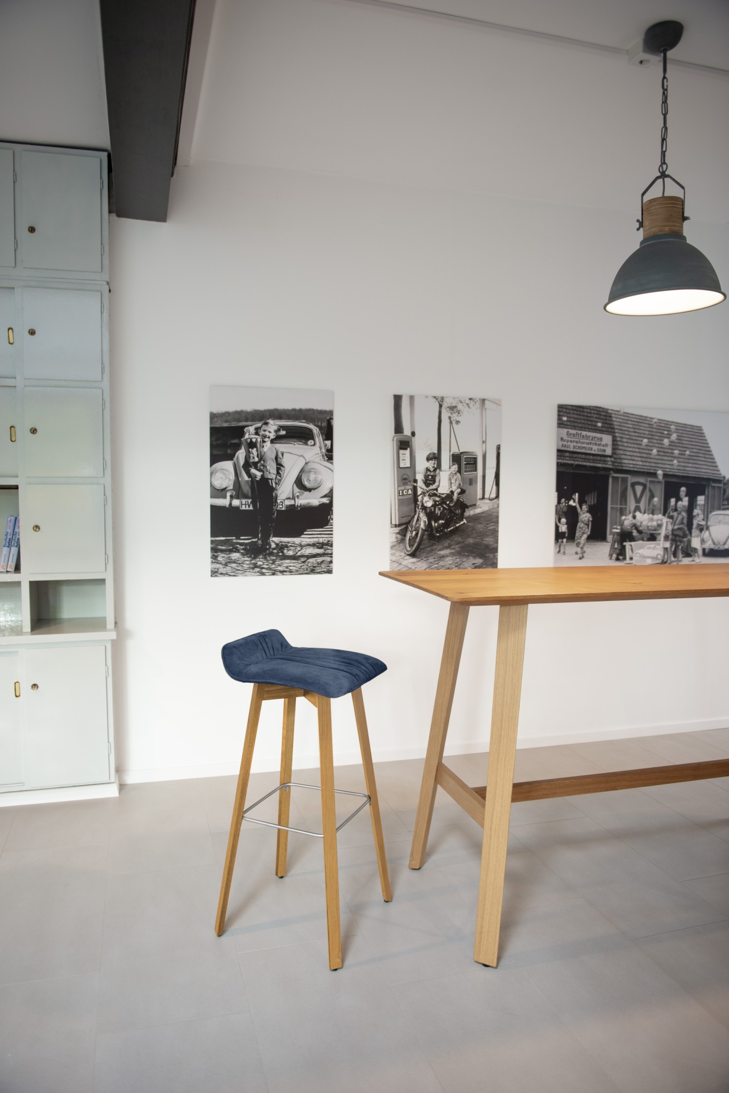 Maverick Thekenhocker KFF mit Holzgestell am Maverick Massivholz Thekentisch ASCO