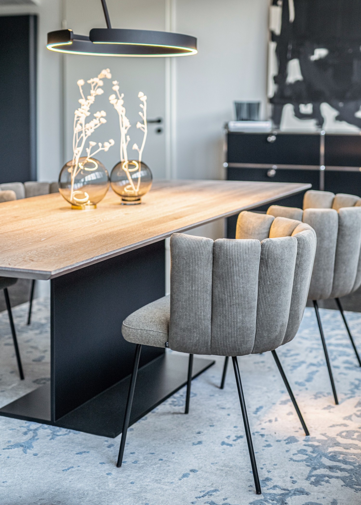 Graue Gaia Stühle KFF an T_Table mit Eichenplatte ASCO