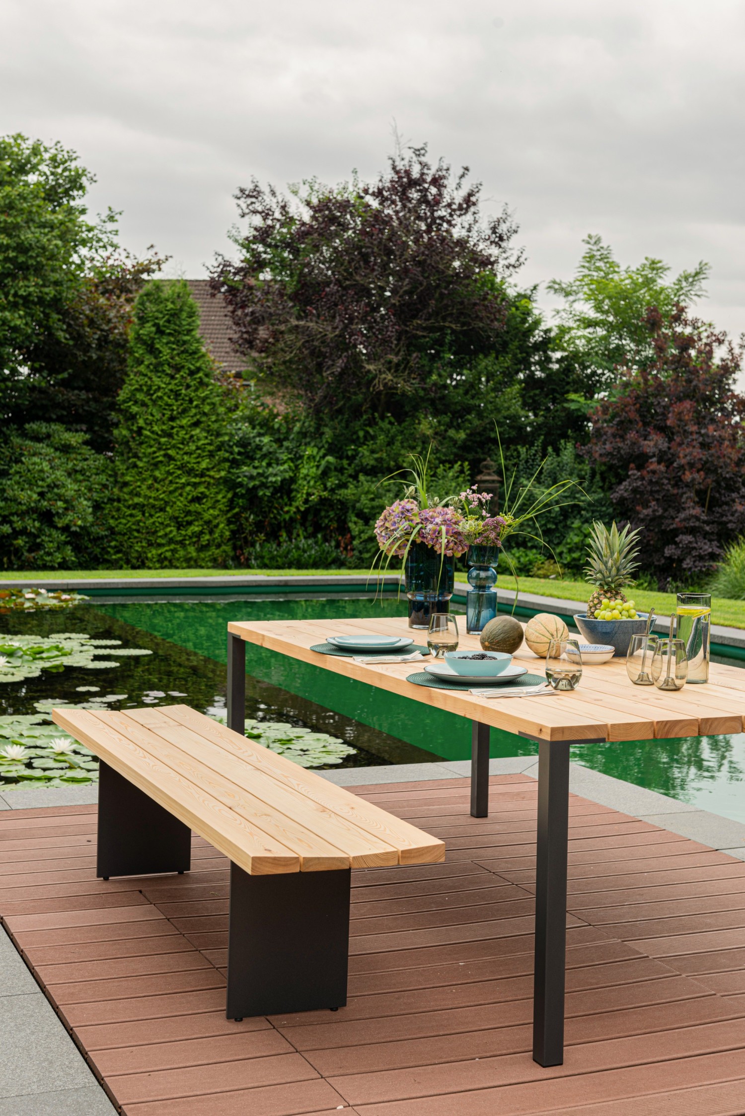 Duo outdoor bench and Ferro_line table ASCO with oak wood