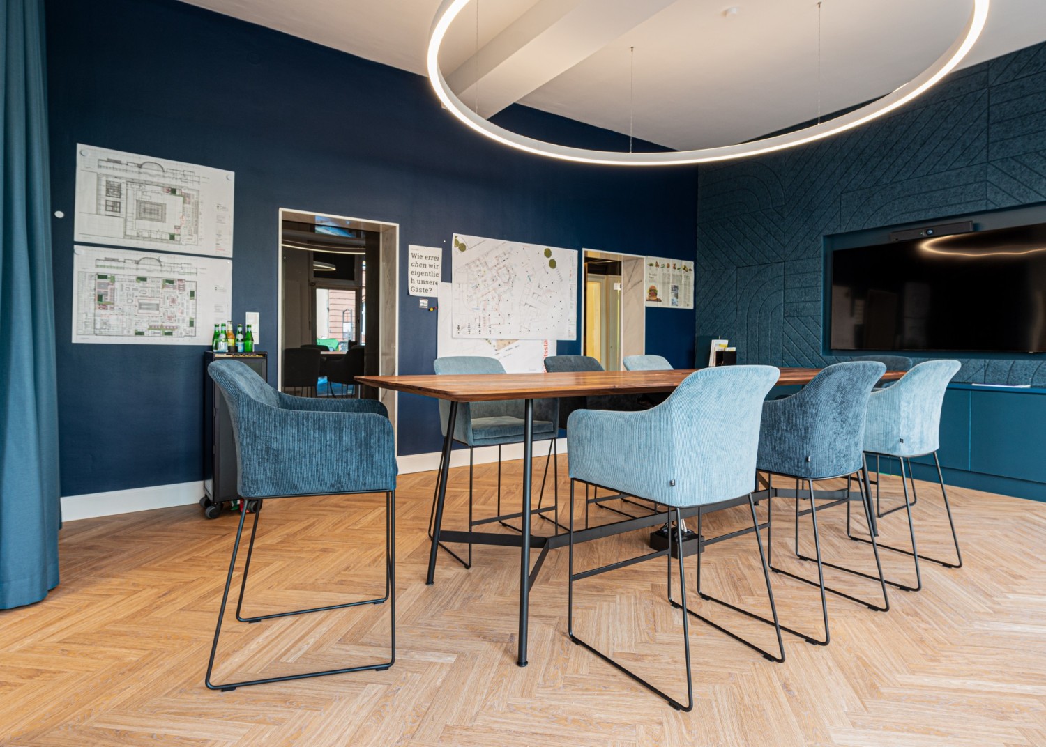 Blue Youma casual bar stools KFF at the Hada bar table in walnut ASCO