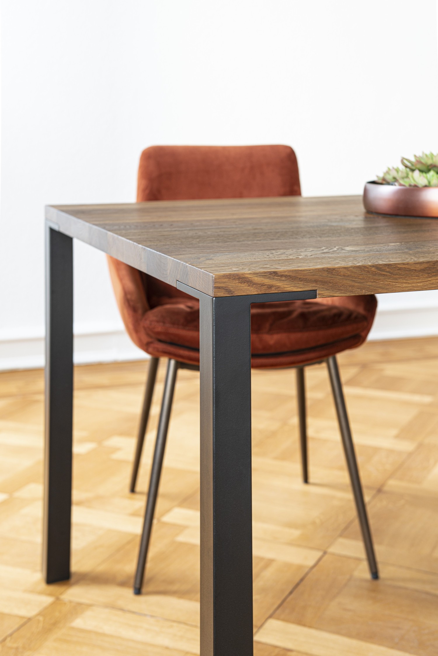 Faye casual chair KFF at Ferro line table ASCO