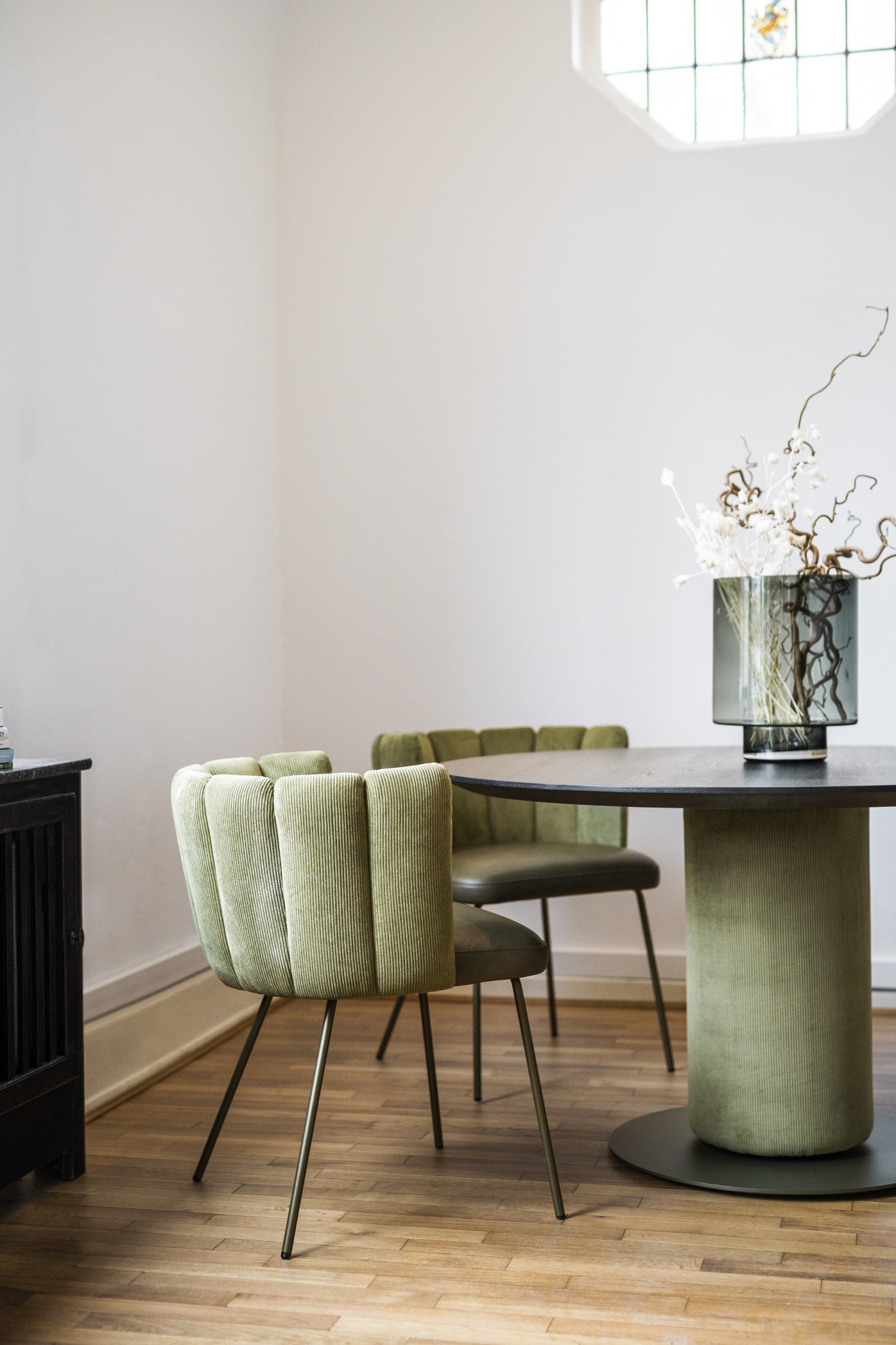 Gaia chairs with green corduroy around ASCO Gaia round table with green corduroy column