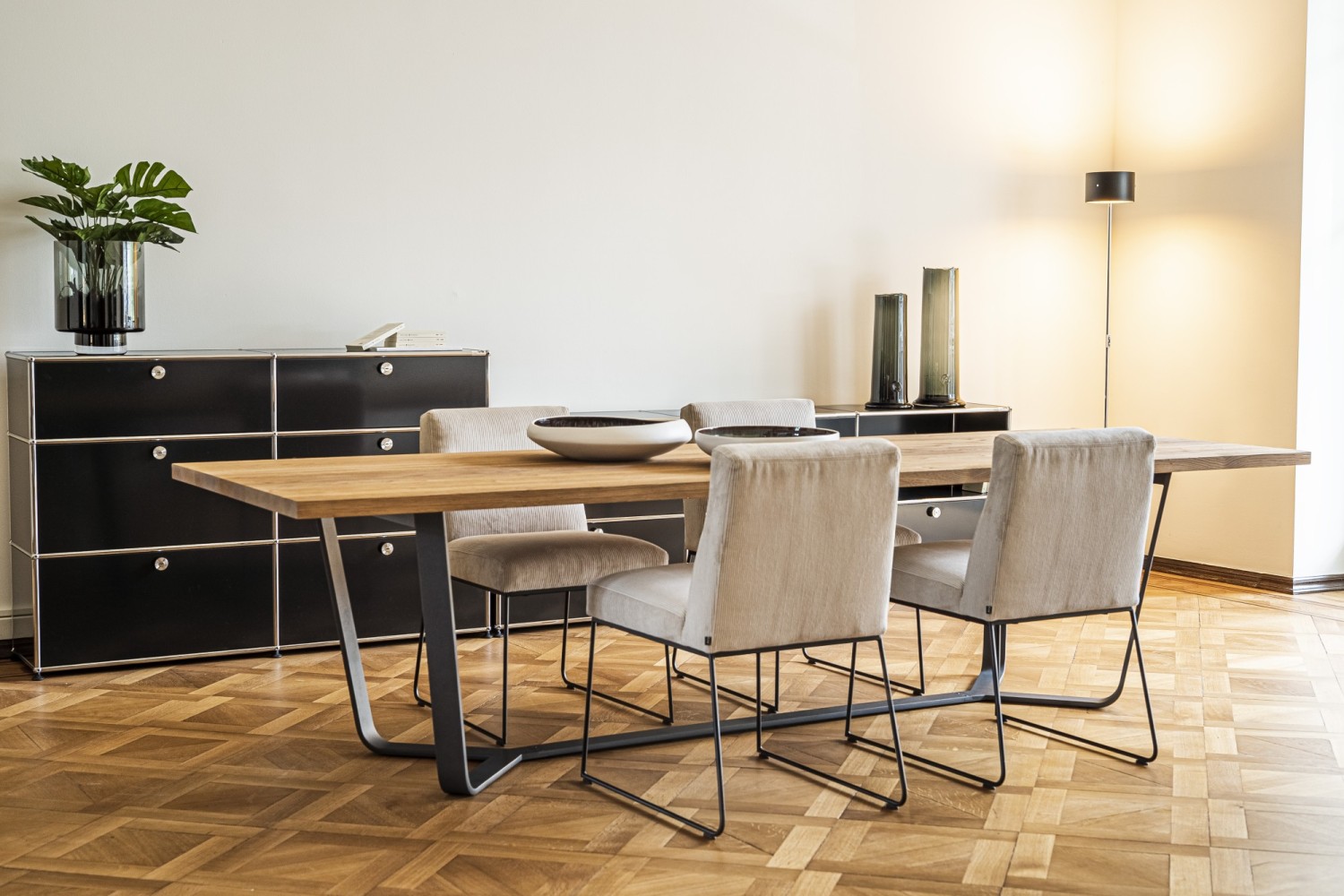 Helle D-Fine Stühle KFF am Axis Esstisch ASCO im Altbau
