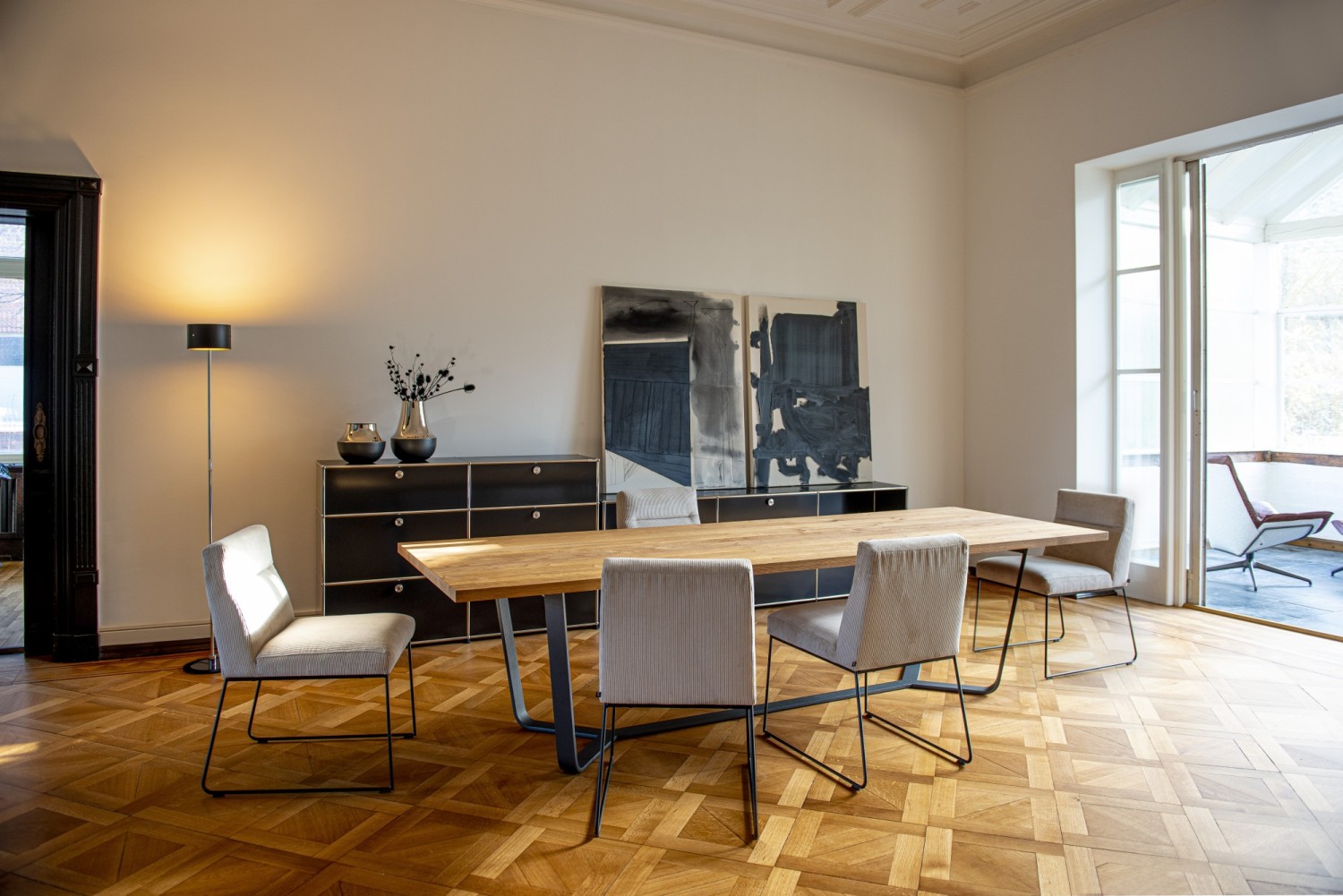 Helle D-Fine Stühle KFF am Axis Esstisch ASCO im Altbau