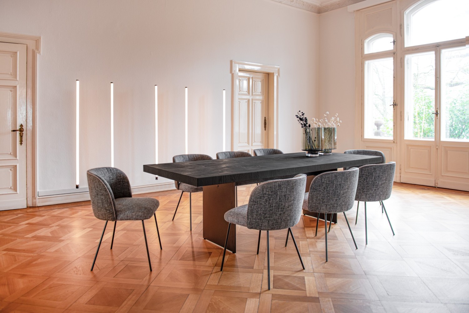 Graue Gaia Line chairs KFF am schwarzen Duo Esstisch ASCO