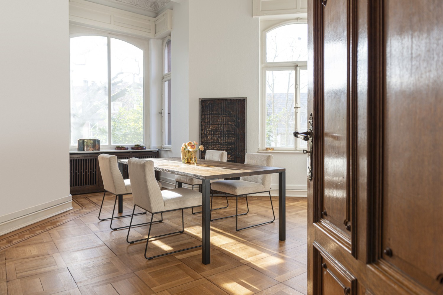 Light-coloured D-Fine chairs KFF at the Ferro_line ASCO dining table in an old building