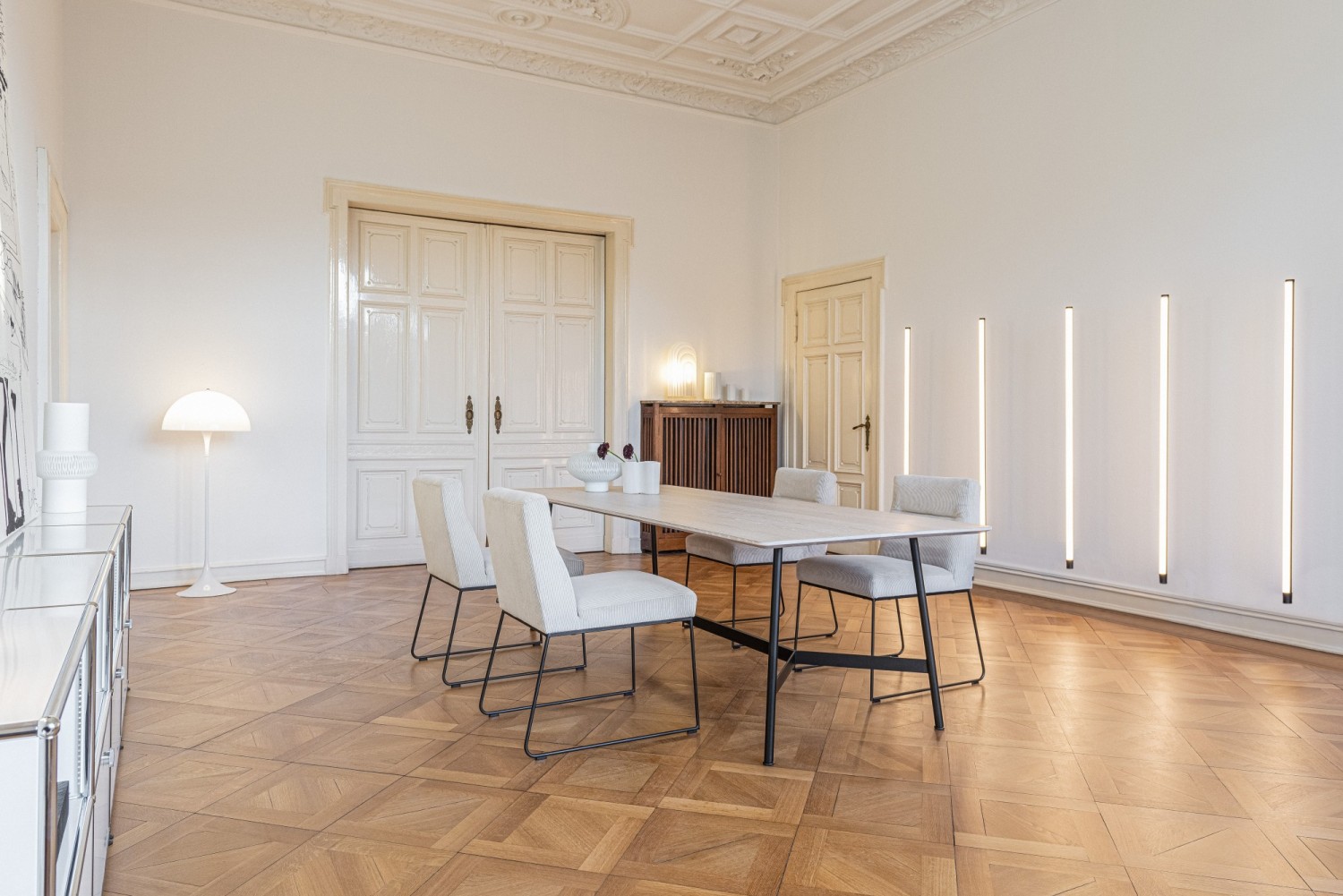 Light D-Fine chairs KFF at the Hada dining table with light oak tabletop ASCO