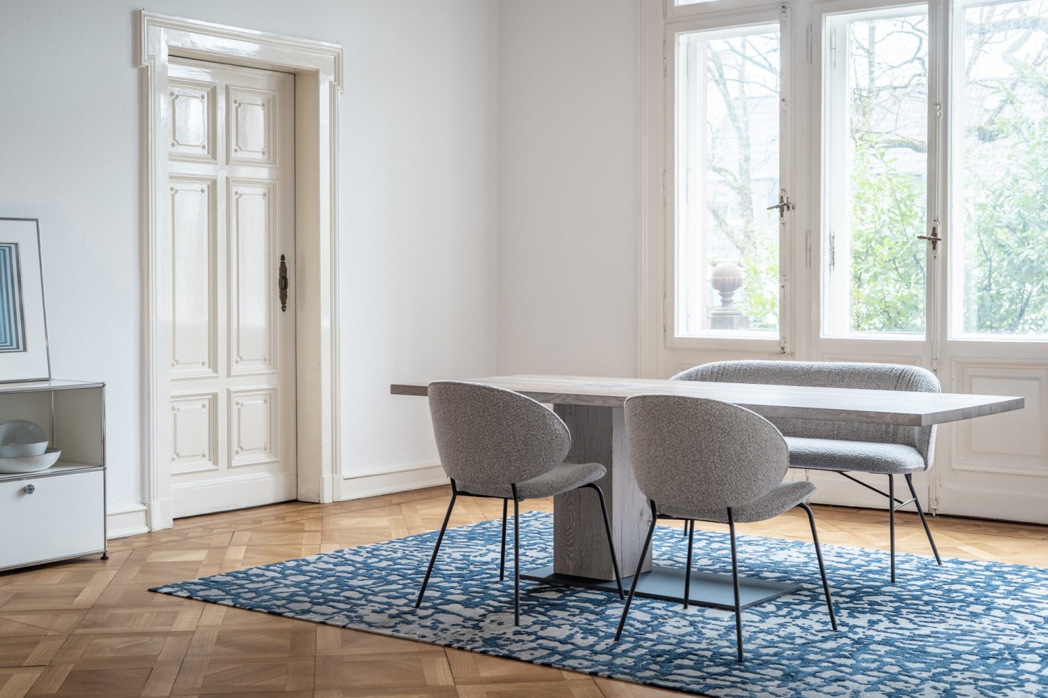 Alvaro Stühle und Bank KFF am Mono Esstisch ASCO auf blauem Teppich