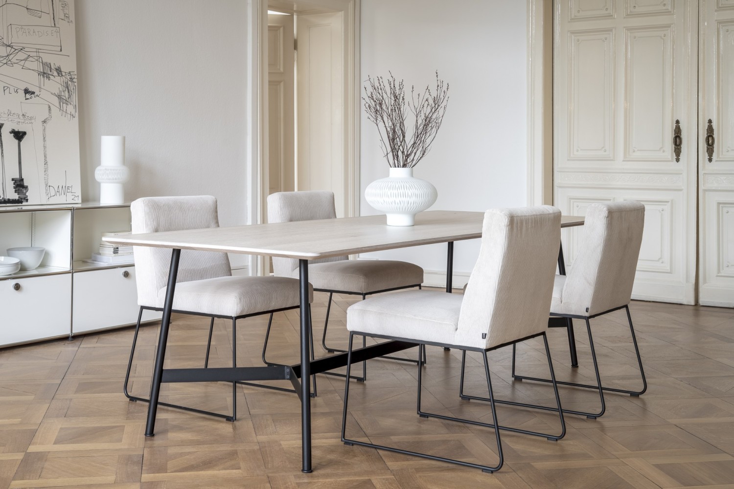 Light D-Fine chairs KFF at the Hada dining table with light oak tabletop ASCO