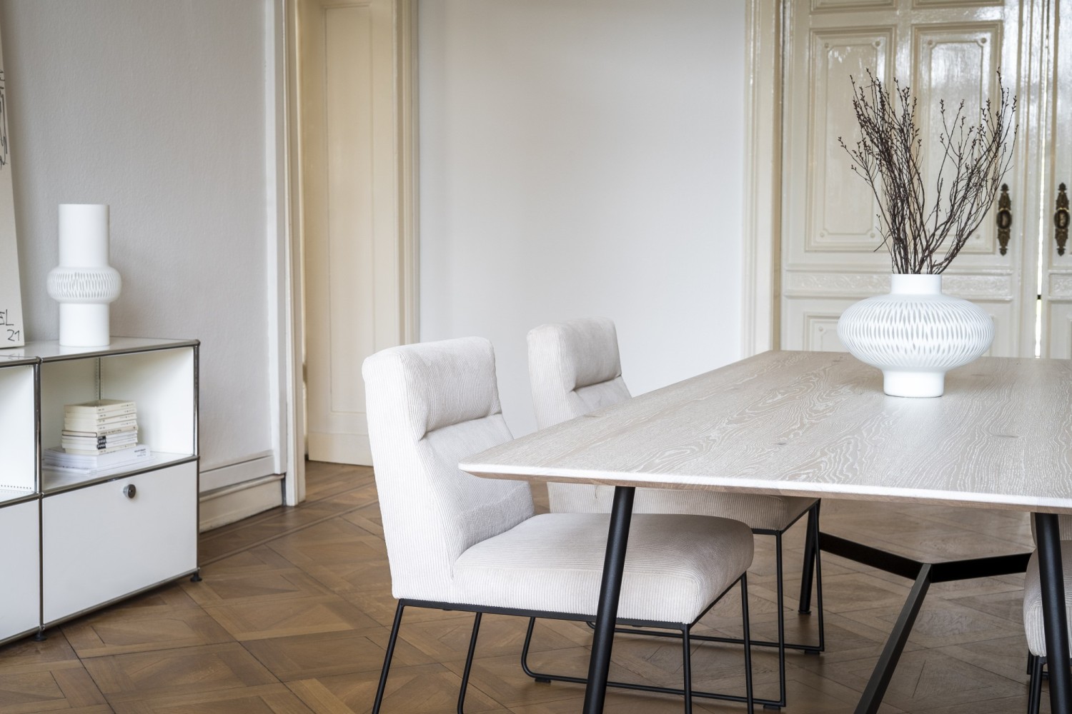 Light D-Fine chairs KFF at the Hada dining table with light oak tabletop ASCO
