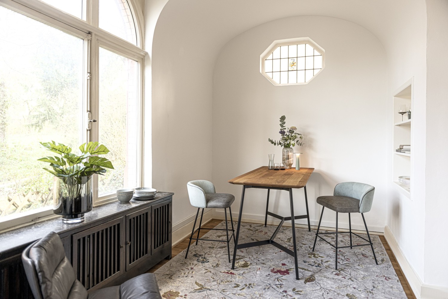 Gaia Line bar stool KFF at the Hada bar table ASCO
