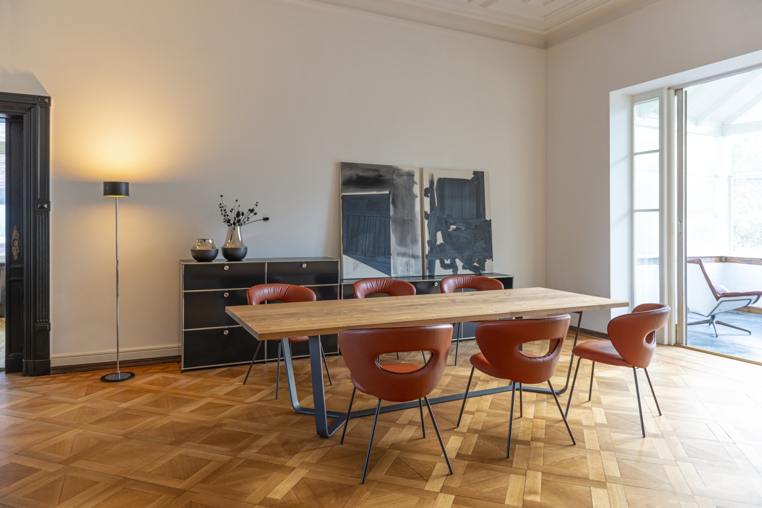 Alice Stühle KFF am Axis Esstisch mit Eichenplatte im Altbau