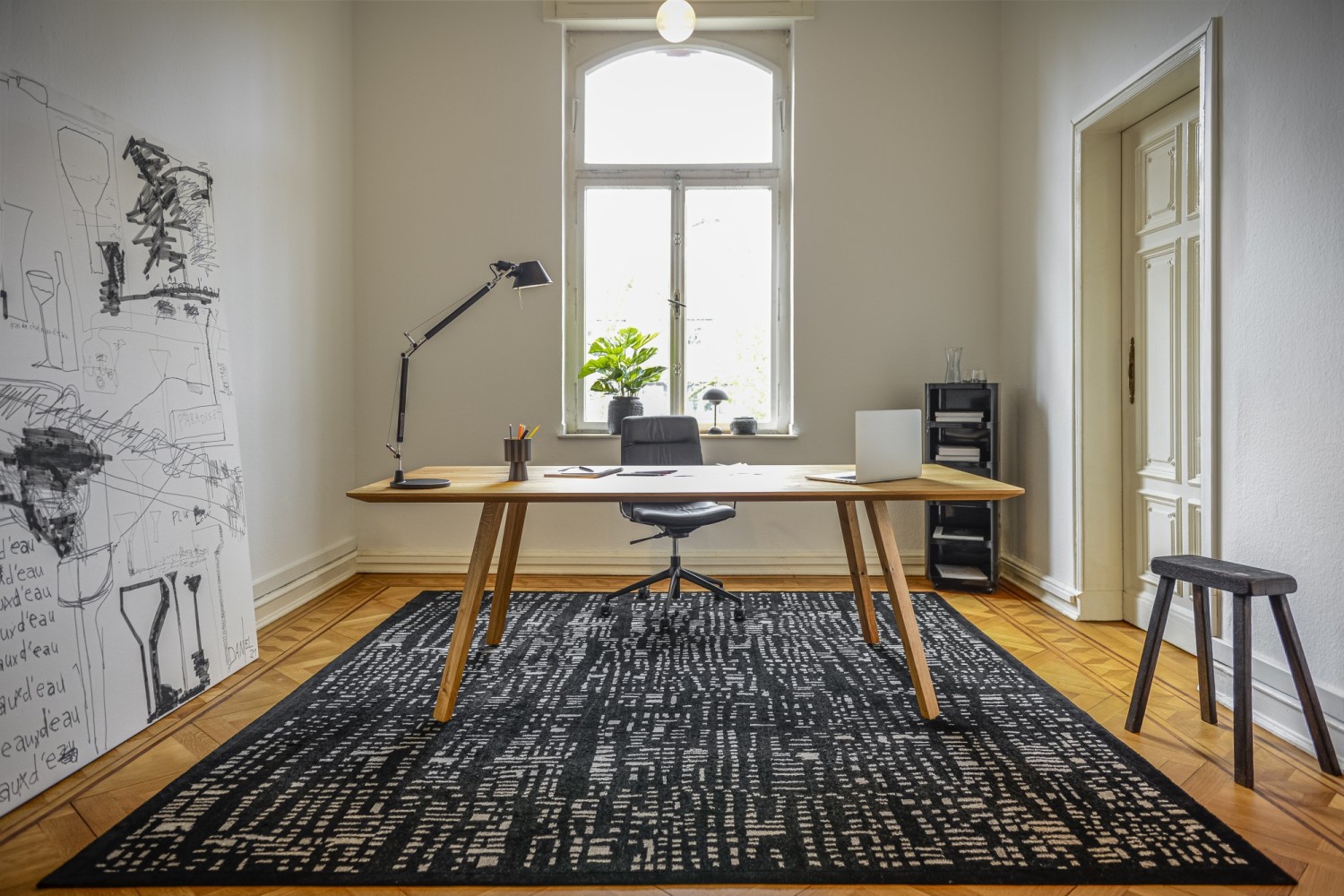 Schwarzer Arva light Stuhl mit Drahtarmlehnen und 5-Fuß-Drehgestell am Maverick Massivholztisch ASCO