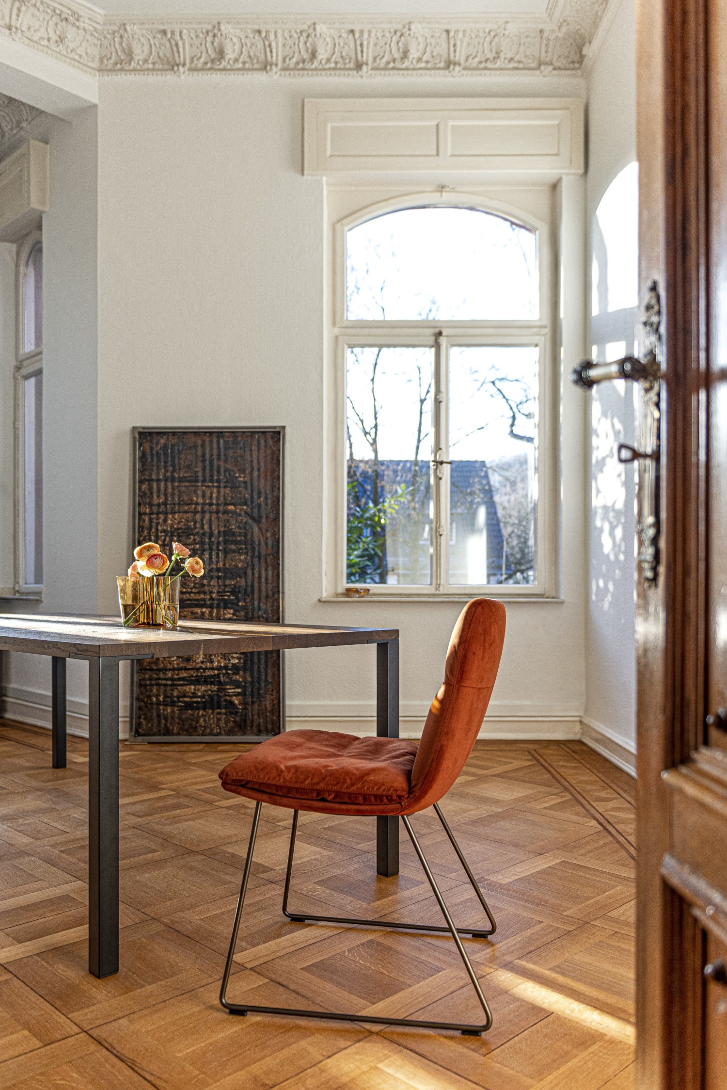 Faye chair without armrests KFF at Ferrro_line table ASCO in old building