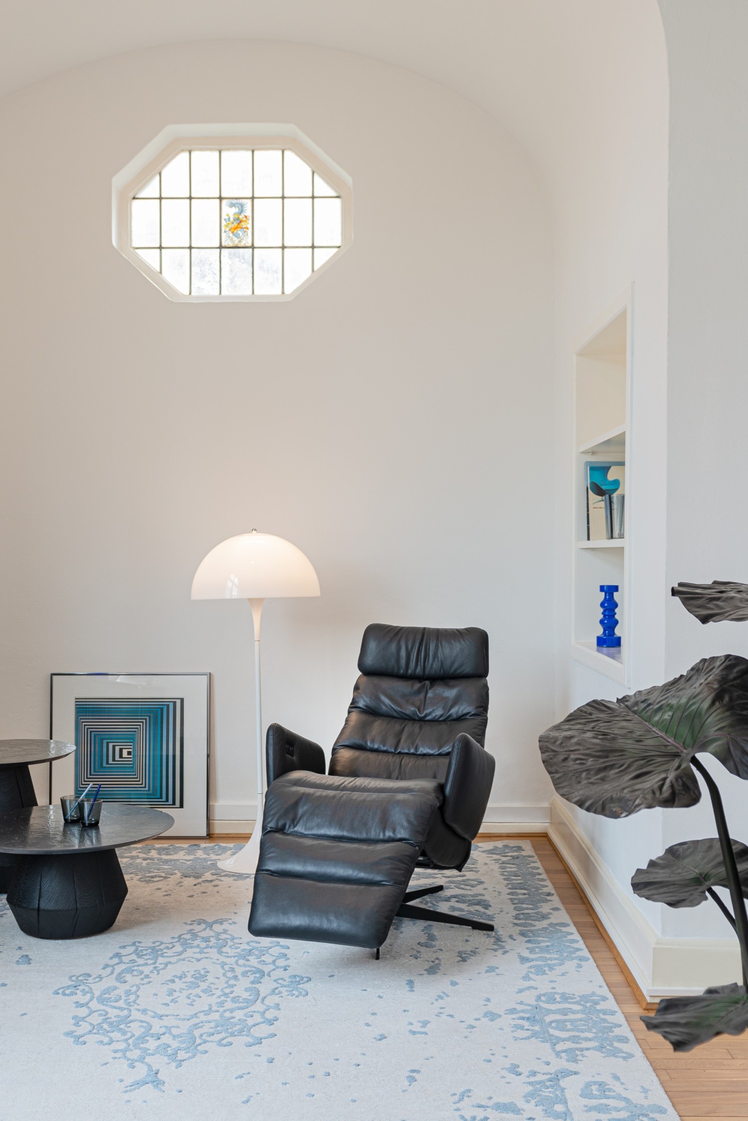 ARVA E-LOUNGE in schwarzem Leder mit 2 ASCO Ivy Beistelltischen im Altbau