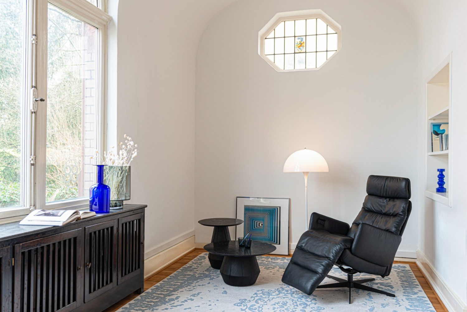 ARVA E-LOUNGE in schwarzem Leder mit 2 ASCO Ivy Beistelltischen im Altbau