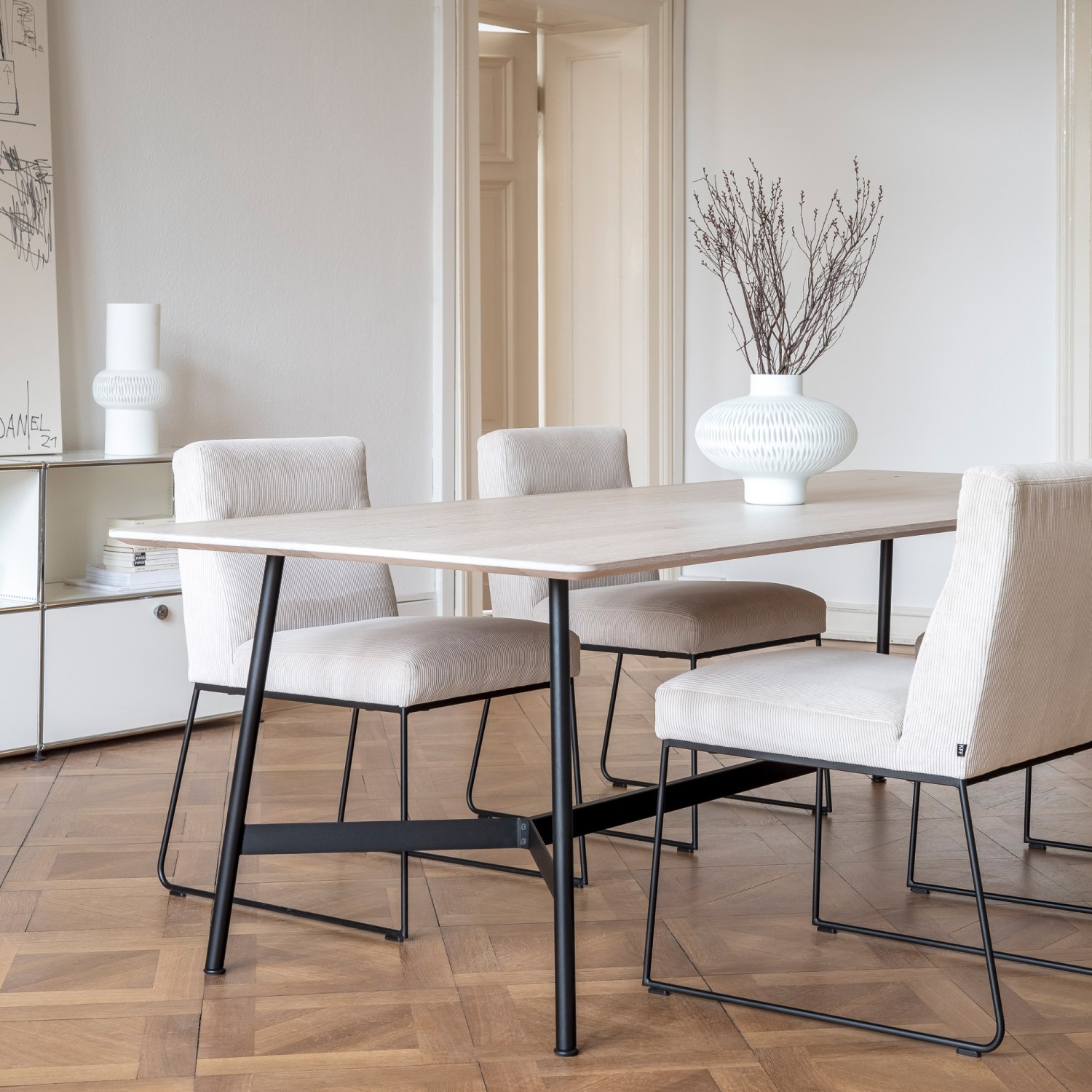 4 D-FINE Stühle in weißem Stoff am ASCO Hada Tisch im Altbau