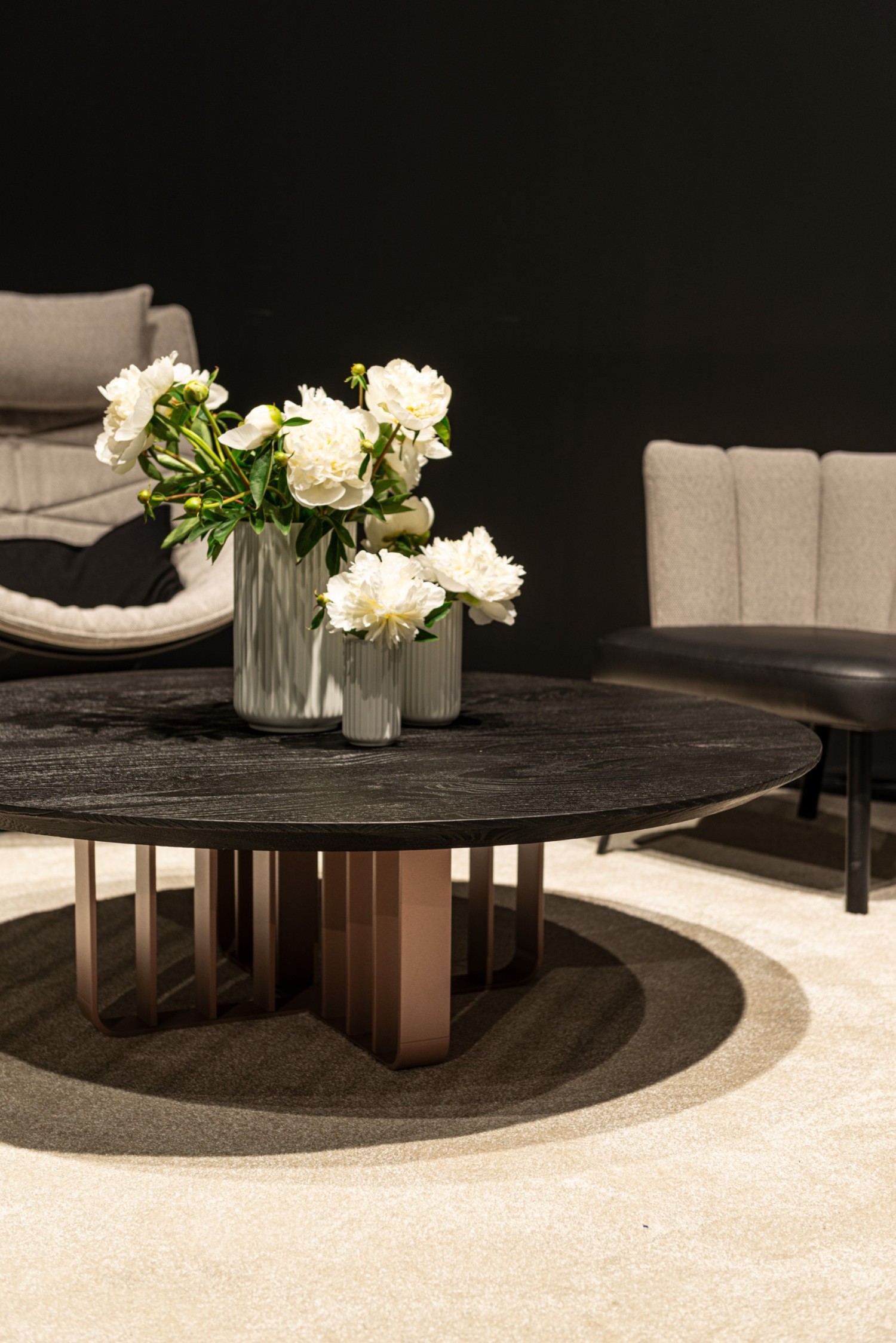 Lamello round coffee table with pink frame and black top