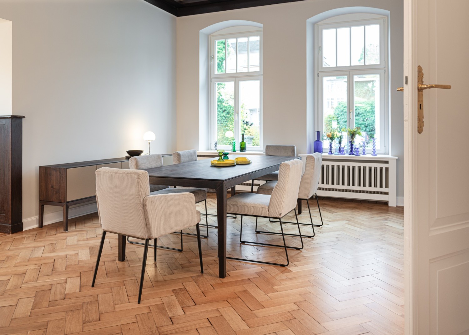 Helle D-FINE Stühle KFF am Aereo Tisch ASCO.