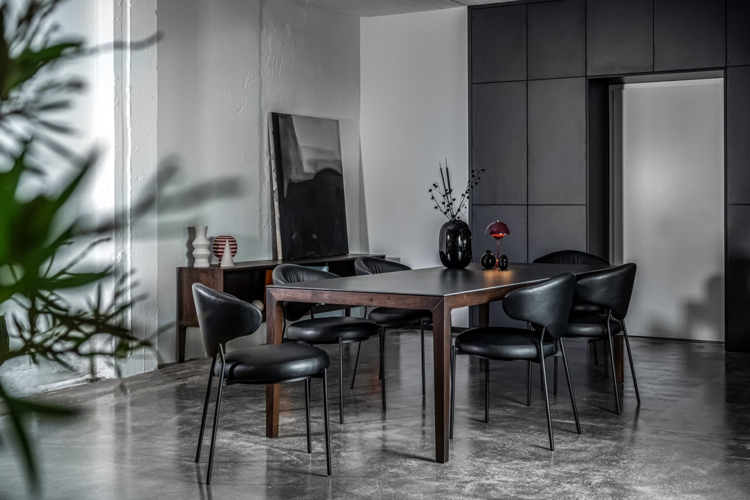 ICON Stuhl in schwarzem Leder am ASCO Aereo Tisch mit schwarzer Keramikplatte