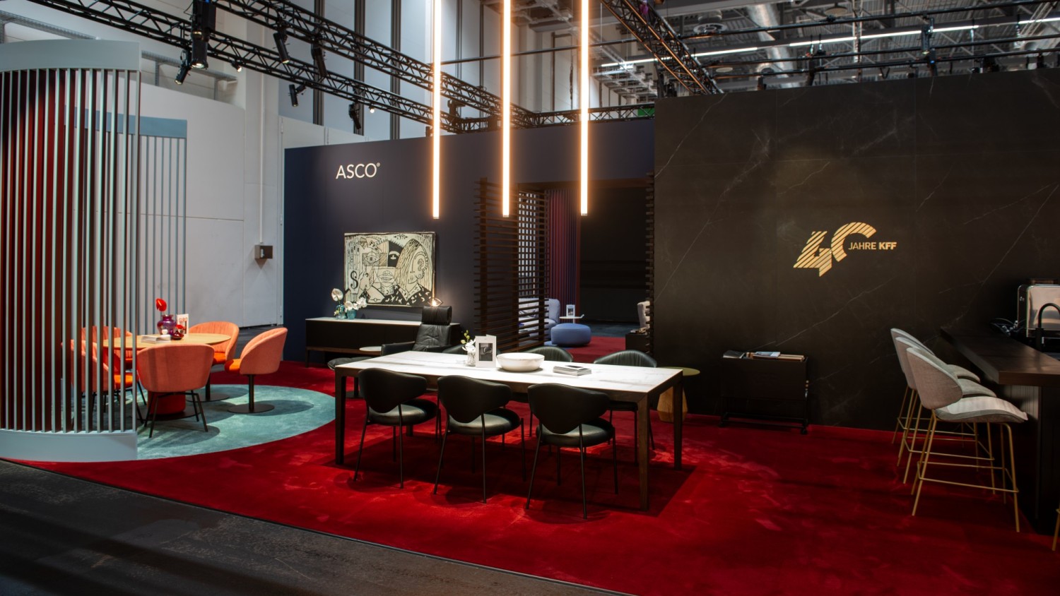 Messestand mit GIRO, ICON und ALVARO KFF, Gaia round und Aero ASCO Tische