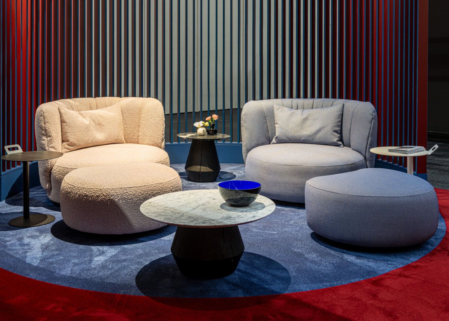 GAIA DIVALO LOUNGE in blau und weiß mit Ottomane mit ASCO Ivy und Disc Beistelltischen