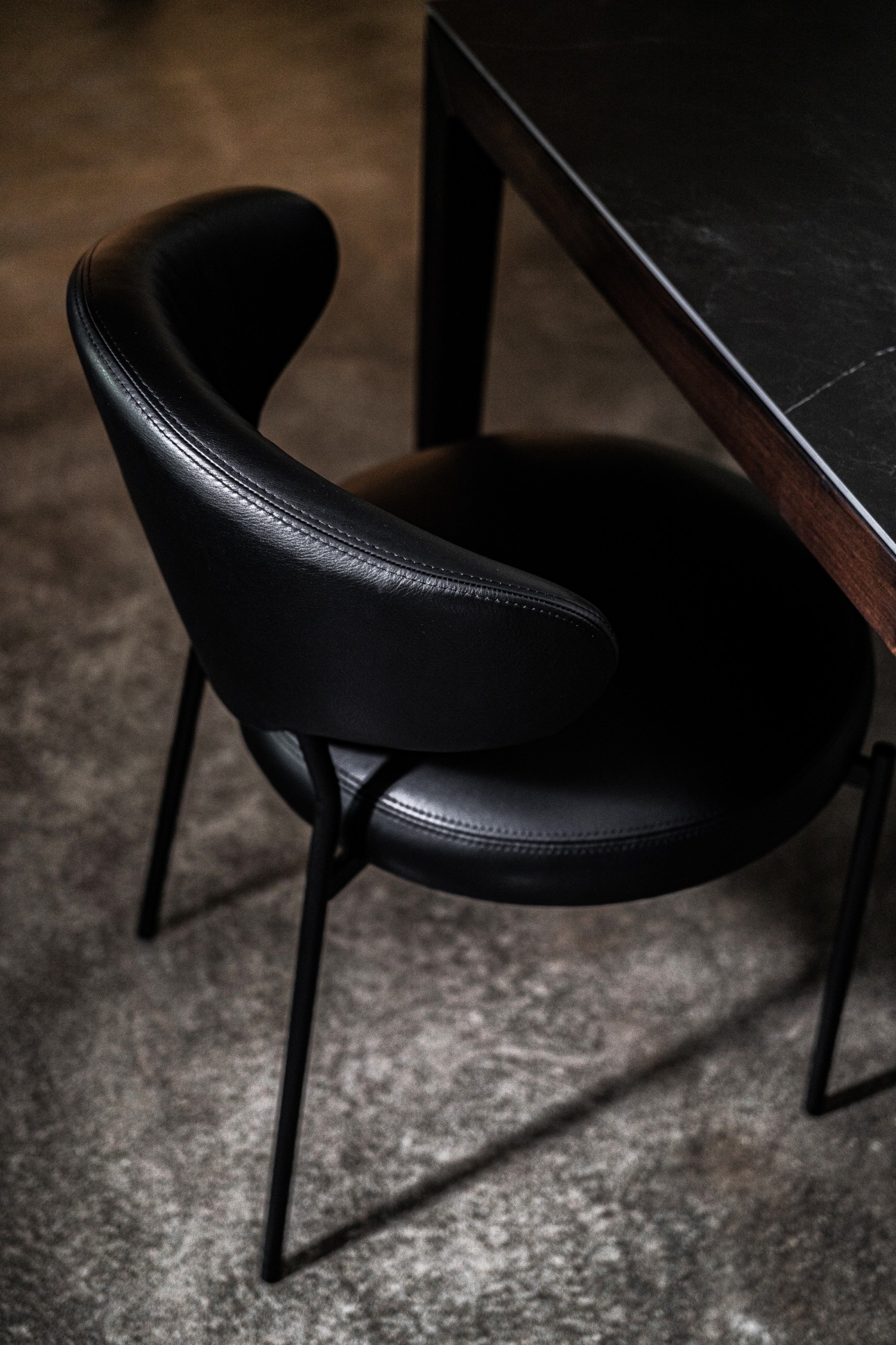 ICON chair in black leather at the ASCO Aereo table with black ceramic top