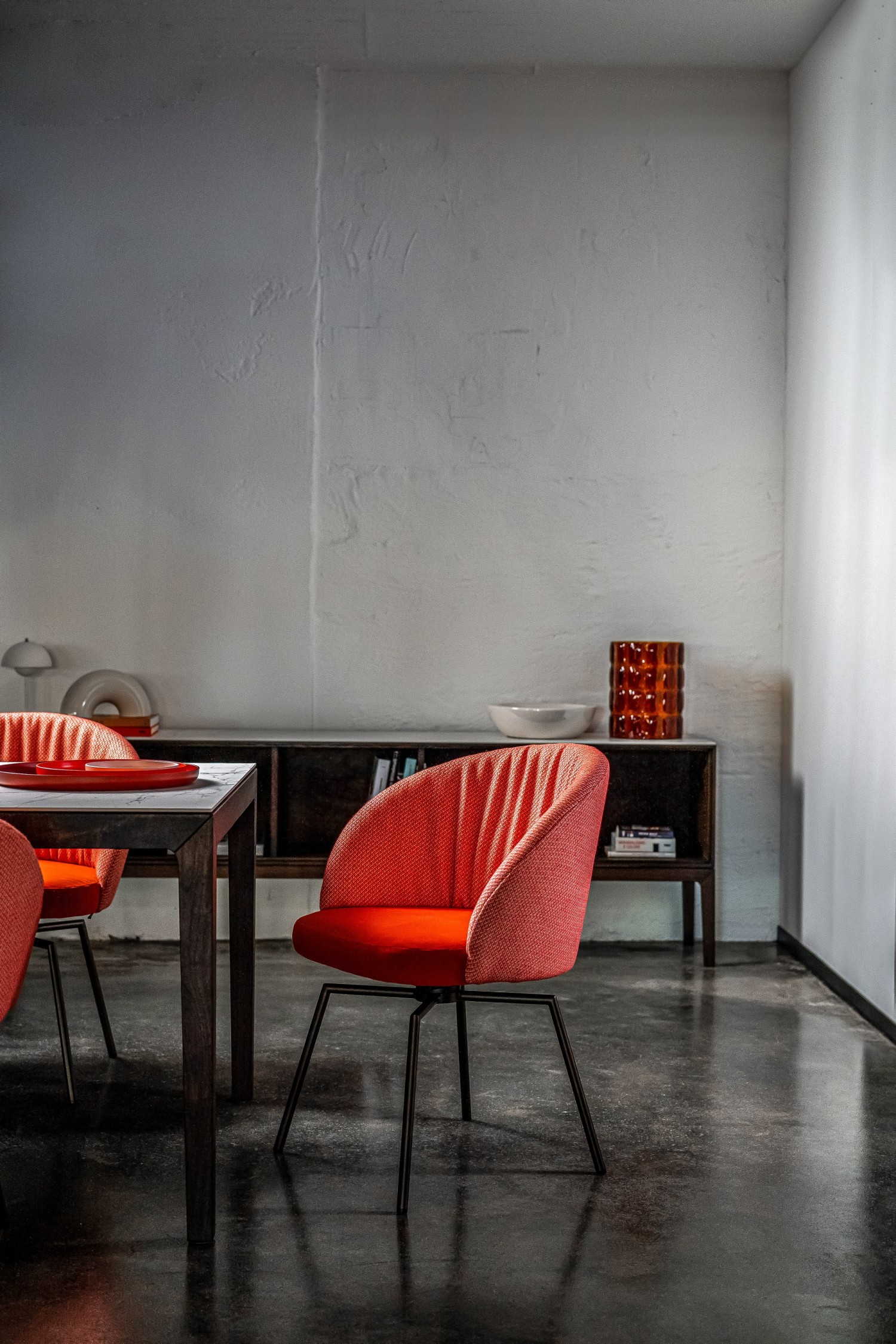 GIRO Stuhl in orangen Stoffen auf Drehgestell mit Rückholmechnik