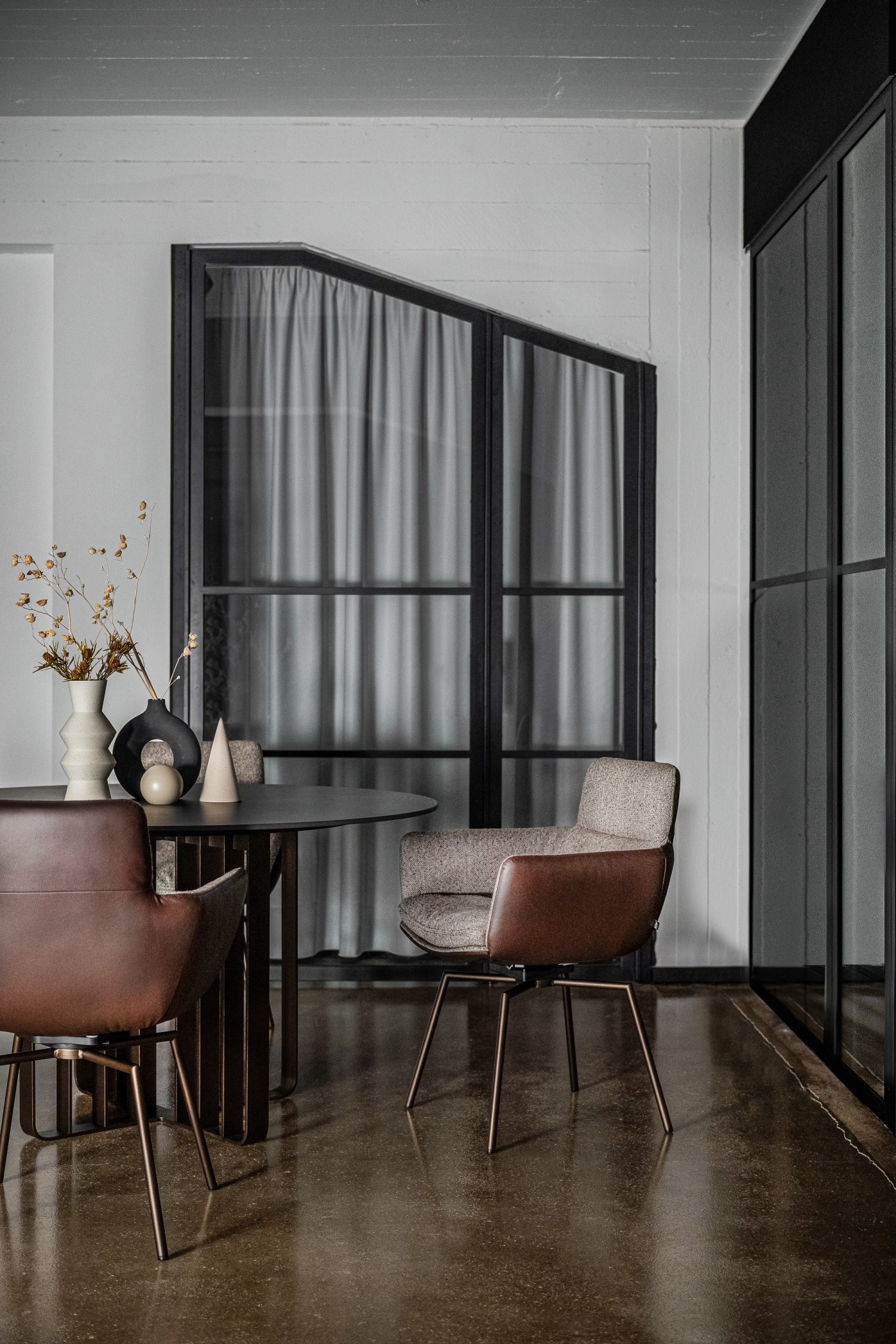 FAYE chairs in brown leather and fabric at the round ASCO Lamello table.