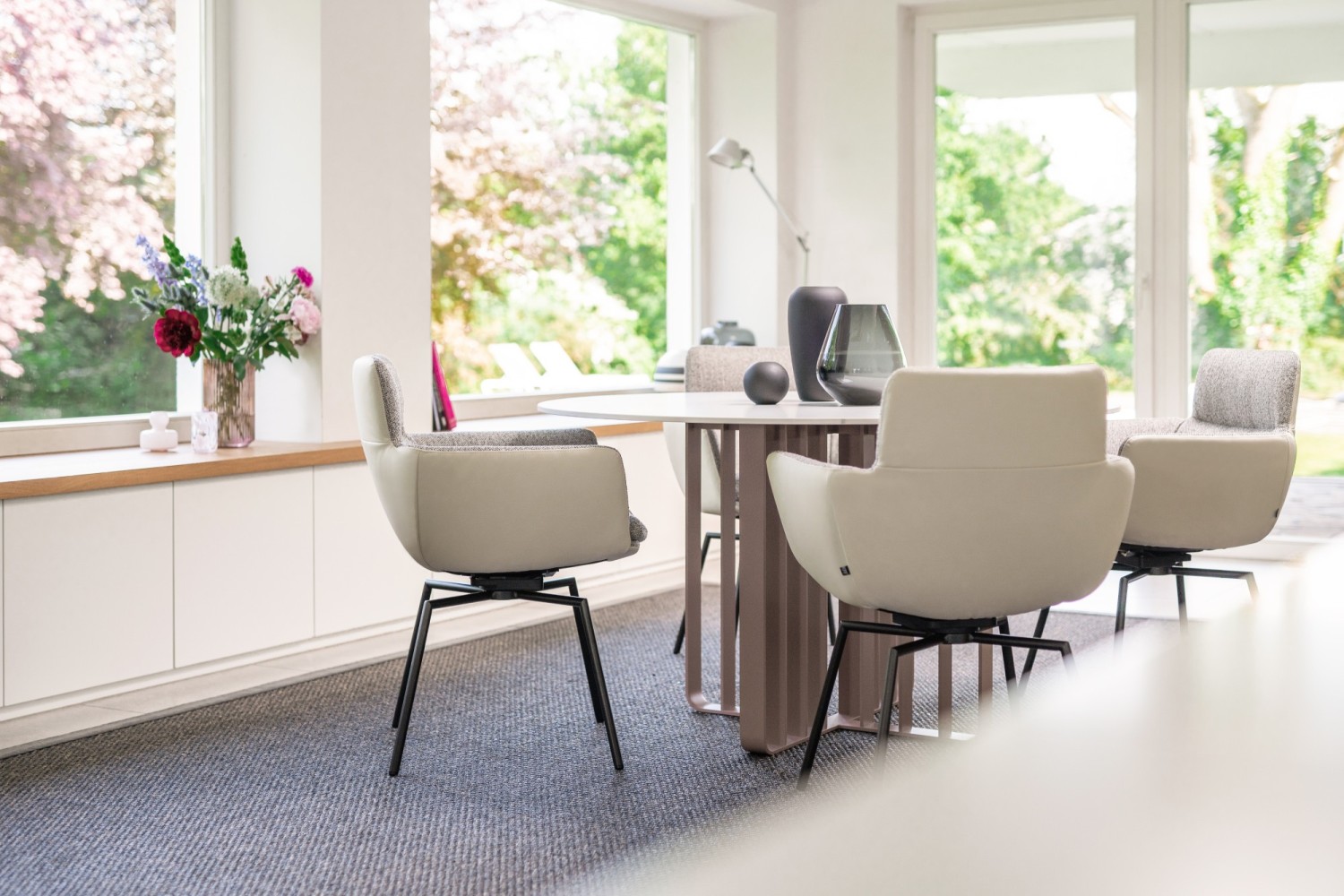 KFF FAYE chairs in a mix of materials at the ASCO Lamello round table