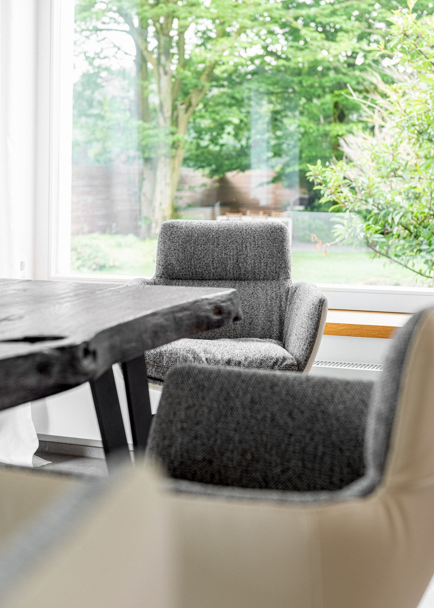 KFF FAYE Stühle in Materialmix an schwarzem ASCO Nightingale Tisch