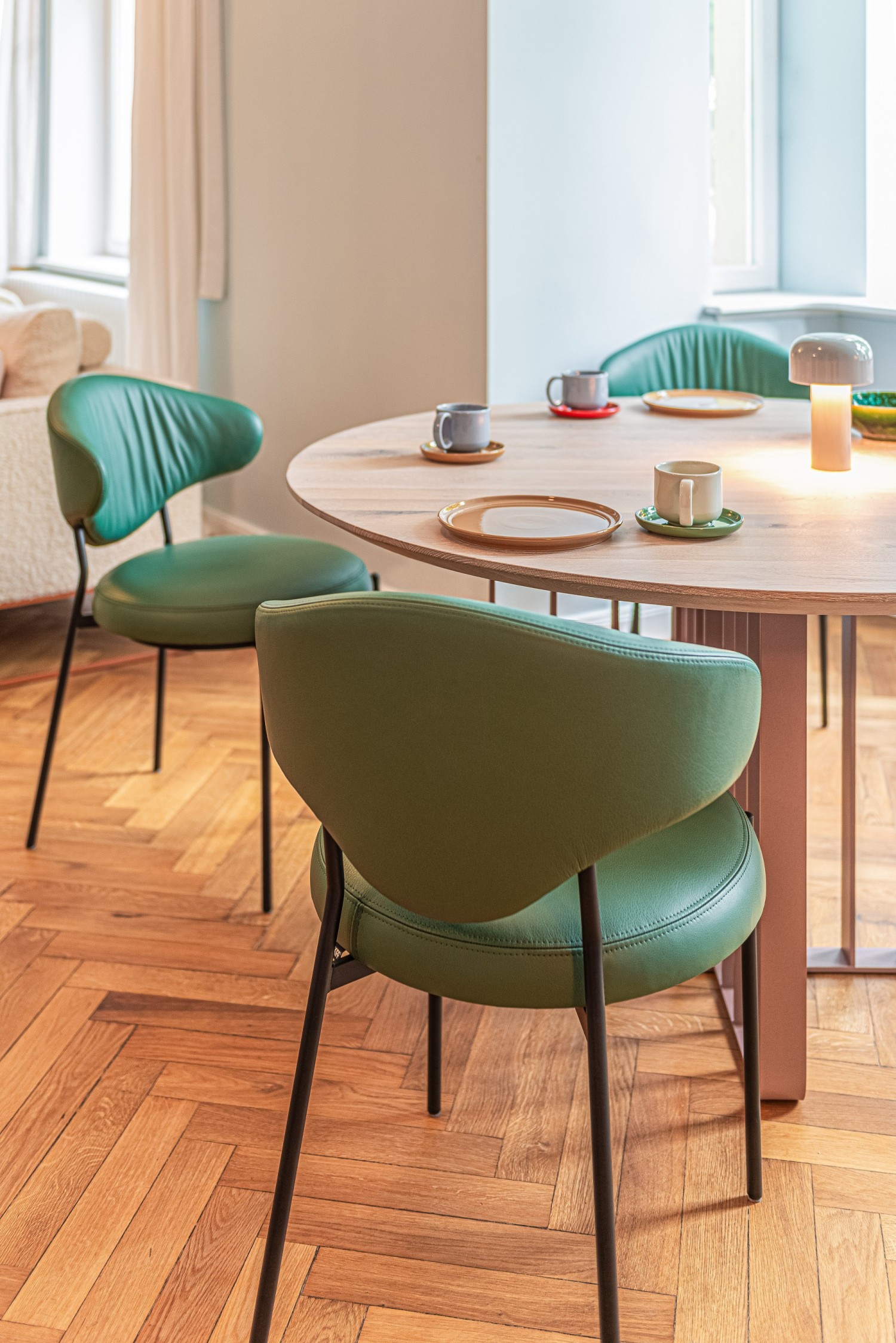 ICON chair in emerald leather at the ASCO Lamello round table.